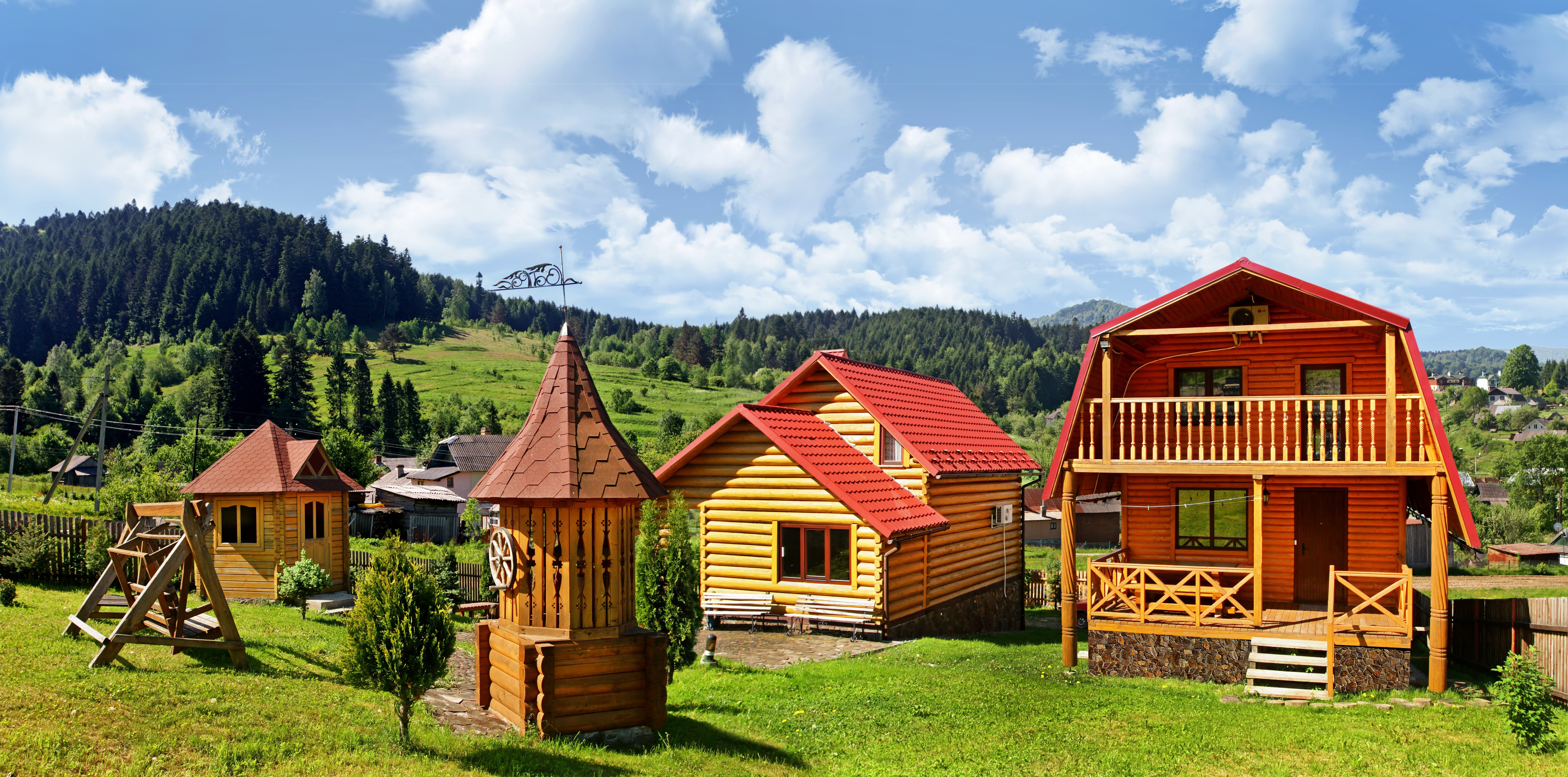 Вид на територію і котеджі